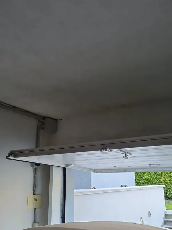 Basculante da garage aperta vista dall’interno del box a Bologna