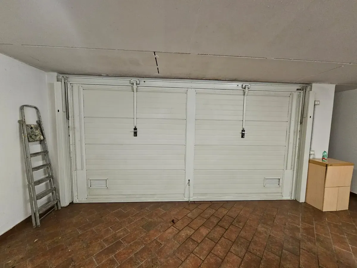 Basculante doppia da garage vista dall’interno con bracci e contrappesi a Bologna