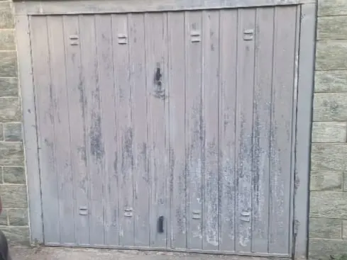 Vecchia basculante da garage da riparare a Bologna