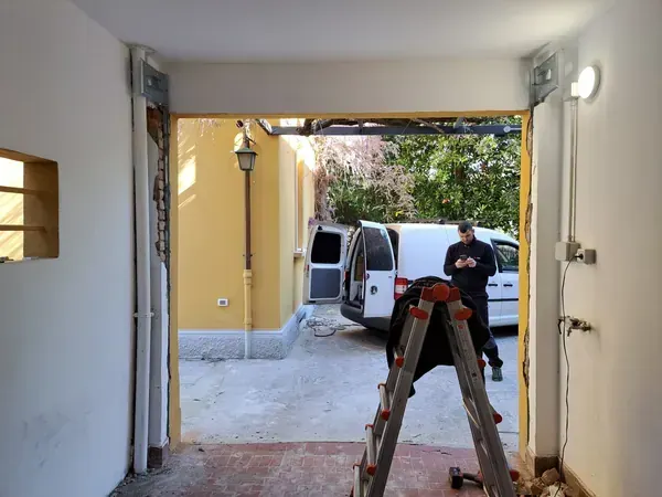 Eugenio con il furgone durante un intervento su una serranda a Bologna