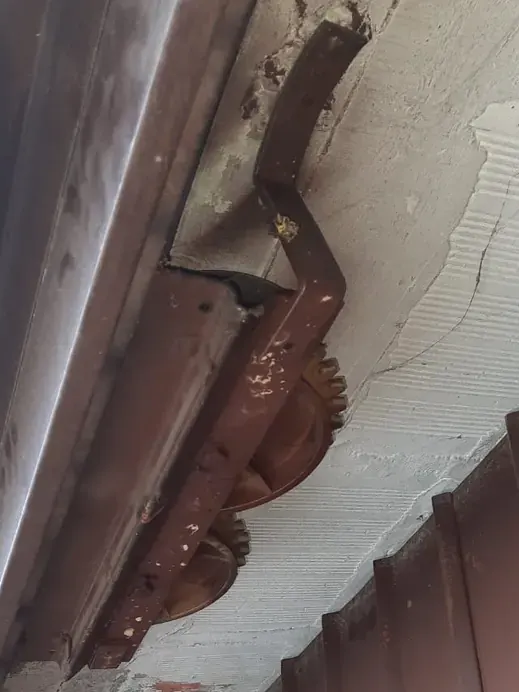 Meccanismo arrugginito di una basculante da garage a Bologna