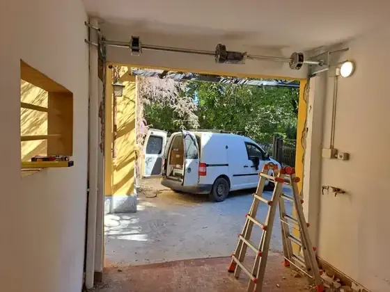 Rullo con molle di compensazione montato sopra il vano di una serranda a Bologna