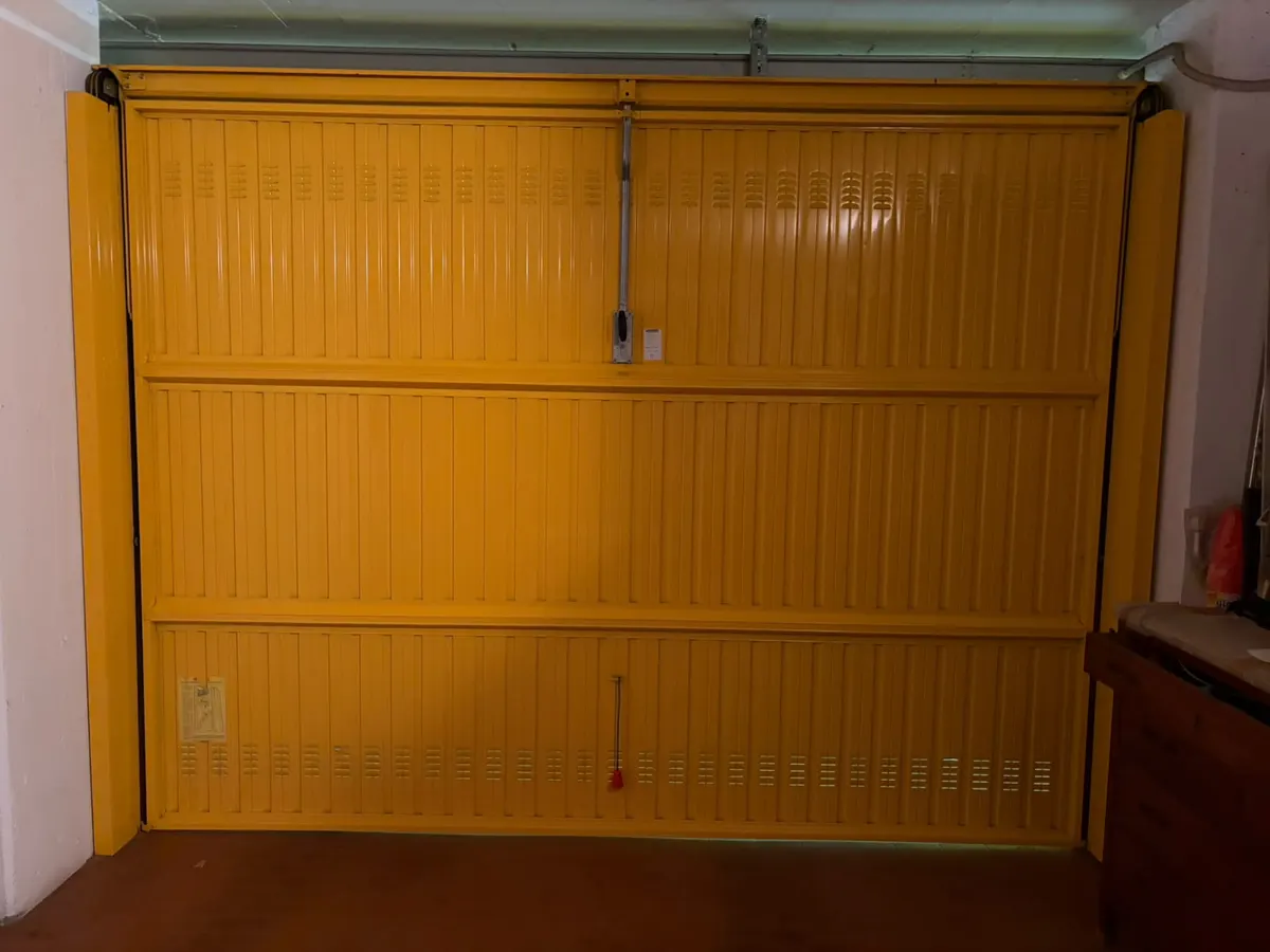 Porta basculante da garage vista dall’interno durante la riparazione a Bologna