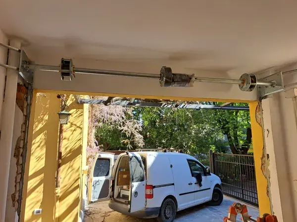 Rullo e molle della serranda installati sul vano a Bologna