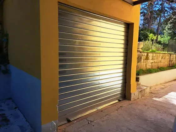 Serranda avvolgibile zincata abbassata a Bologna