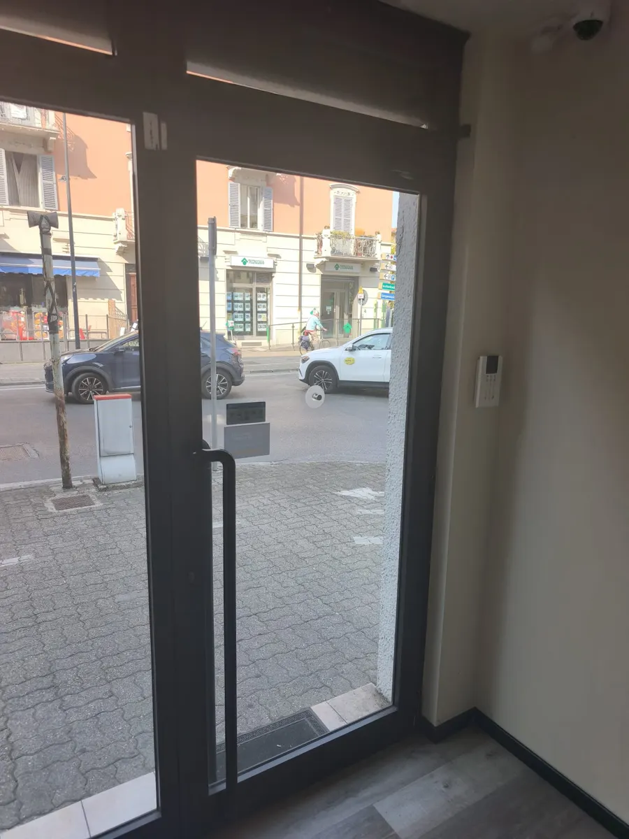 Vetrina di un negozio a Bologna protetta da serranda